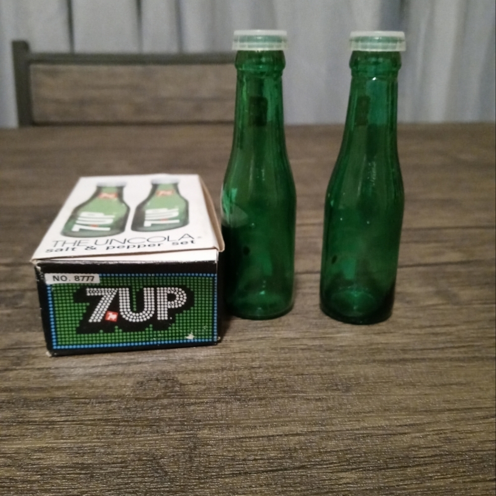 7•UP Salt & Pepper Shakers - Picture 3 of 4